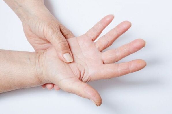 خدر اليد هو أحد أعراض تنخر العظم القطني