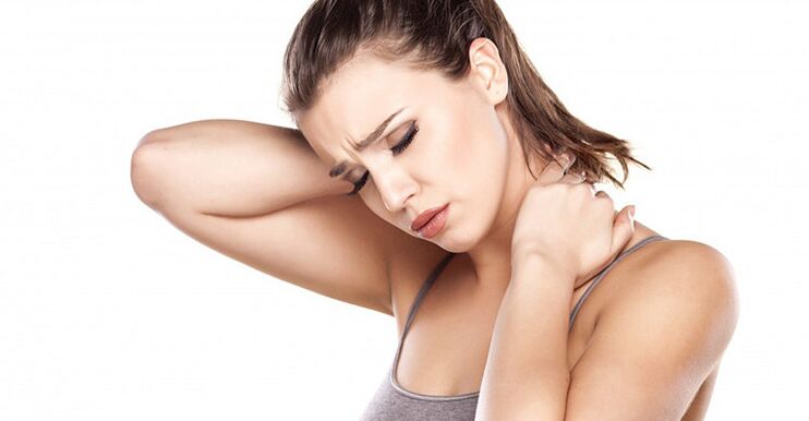 الفتاة تعاني من آلام الرقبة